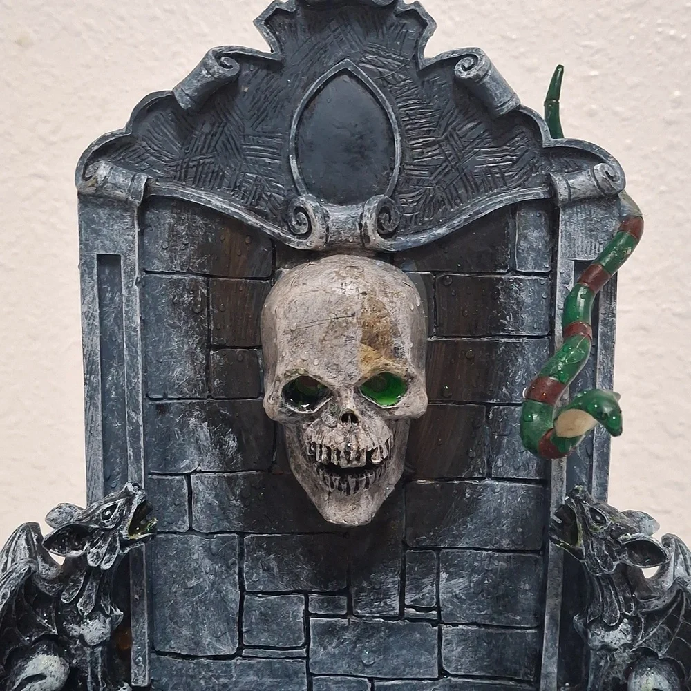 Lemax Spooky Town Gothic Skull Water Fountain with LED Lights Water And Mist - Picture 5 of 10